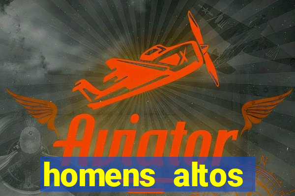 homens altos sarados pelados